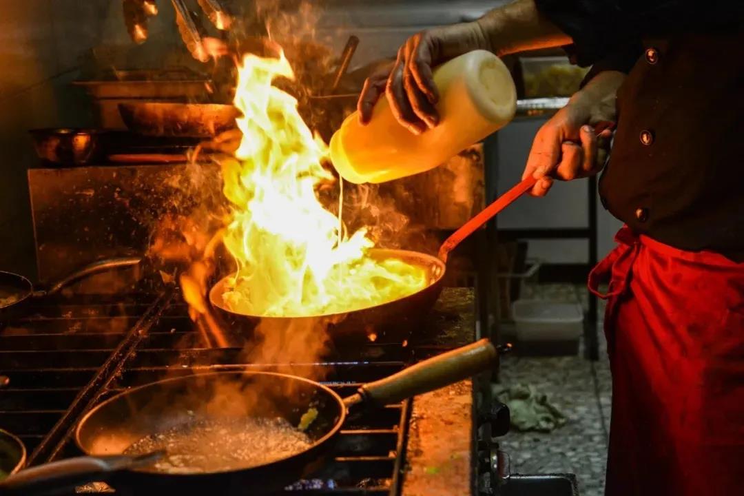 餐饮大事件204期 ｜喜茶、奈雪的茶明年要赴港上市？面包新语一加盟店蛋糕被检出沙门氏菌，全国门店整改审查|餐饮界